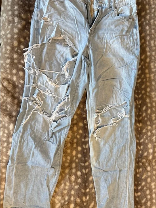 American Eagle Outfitters Light Blue Ripped Mom Straight Leg Jeans - Picture 1 of 2
